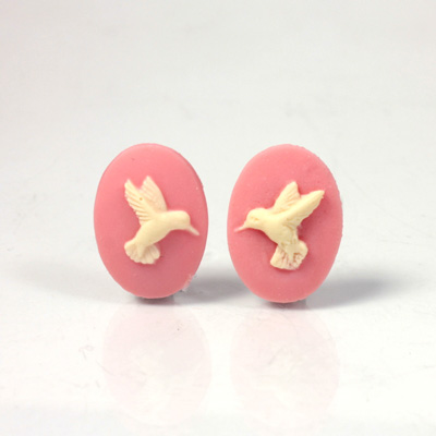 Plastic Cameo - HuMMingbird Oval 18x13MM IVORY ON PINK