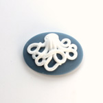 Plastic Cameo - Octopus Oval 25x18MM WHITE ON ROYAL bLUE