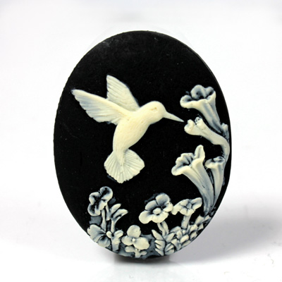 Plastic Cameo - HuMMingbird with Flowers Oval 40x30MM IVORY on BLACK