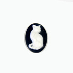 Plastic Cameo - Cat Sitting Oval 18x13MM WHITE ON BLACK