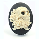 Plastic Cameo - Day of the Dead, Skull with Roses Oval 40x30MM IVORY ON BLACK