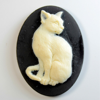 Plastic Cameo - Cat Sitting Oval 40x30MM IVORY ON BLACK