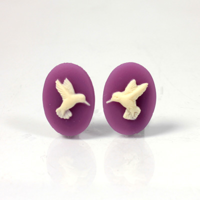 Plastic Cameo - HuMMingbird Oval 18x13MM IVORY ON PURPLE