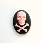 Plastic Cameo - Skull & Crossbones Oval 25x18MM PINK ON BLACK