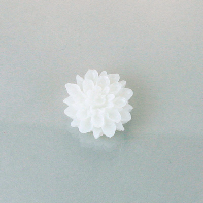 Plastic Carved No-Hole Flower - Dahlia 18MM TRANS WHITE