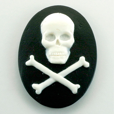 Plastic Cameo - Skull & Crossbones Oval 40x30MM WHITE ON BLACK